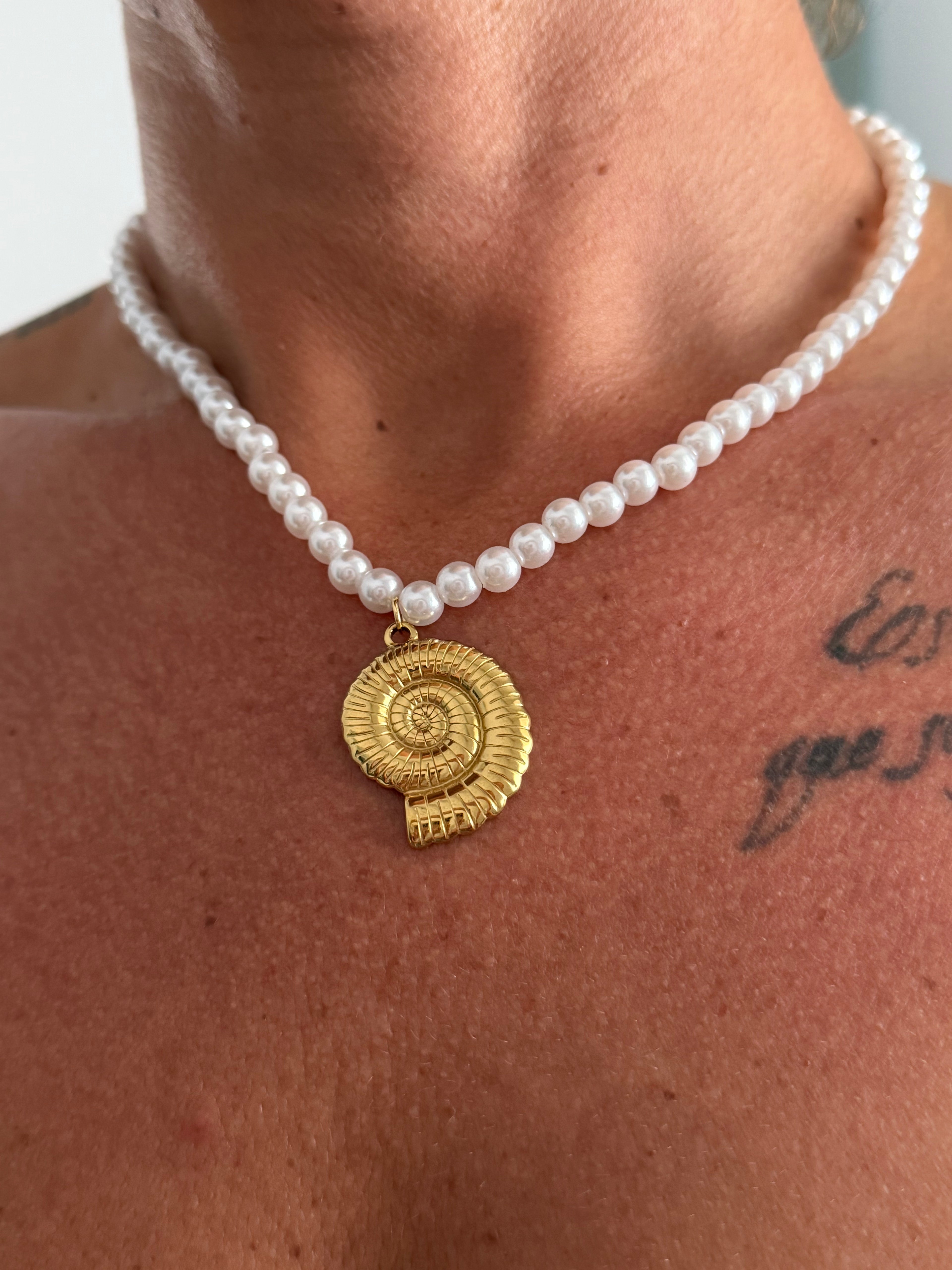 Collar Perlas Caracola — Dorado
