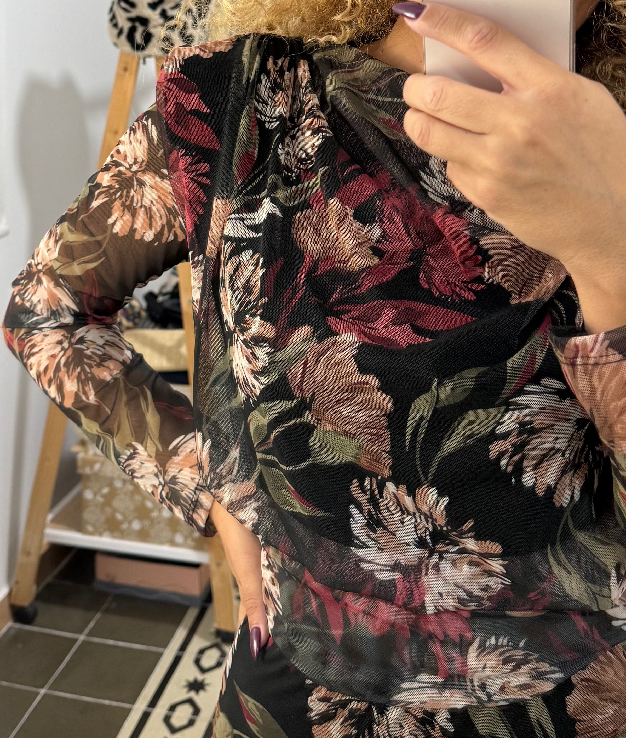 Top Anastasia Flores — Berenjena y Negro